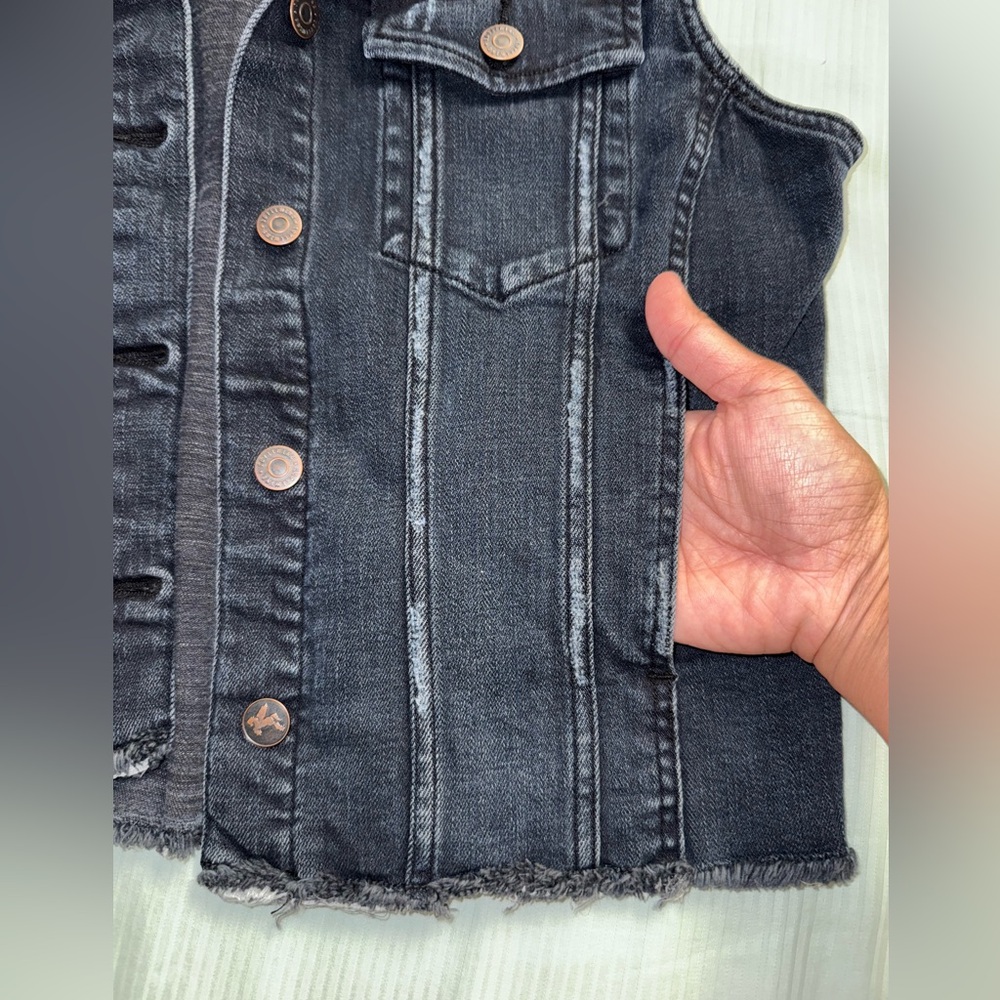 Idyllwind Denim Vest with 'FREE TO ROAM' Patch on the Back - Picture 8 of 12